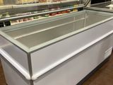 une vitrine réfrigérée dans un magasin d'alimentation