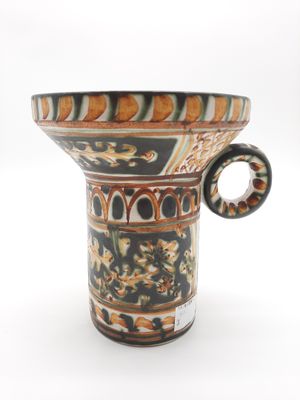 une image représentant un vase sur fond blanc
