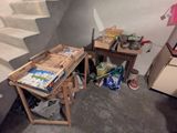 une photo d'une pièce encombrée avec un établi et des étagères