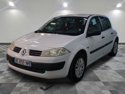 la photo d'une voiture blanche garée dans un garage