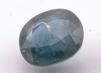 gros plan d'un saphir bleu sur une surface blanche