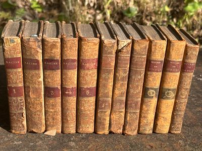 plusieurs vieux livres sont empilés sur une table