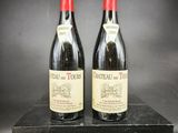 deux bouteilles de vin posées sur une boîte noire