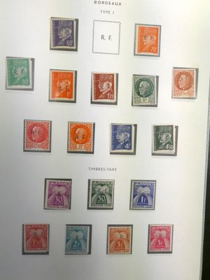 une photo d'une photo d'une collection de timbres exposée