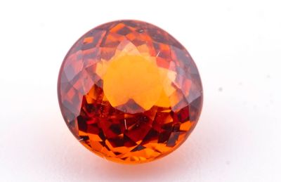 un gros plan d'un losange orange sur une surface blanche
