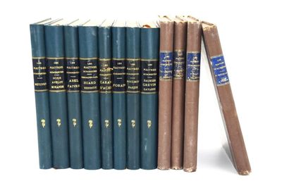 plusieurs livres sont empilés sur une surface blanche