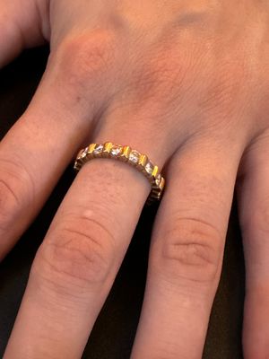 Alliance américaine en or jaune 18k sertie de diamants - Élégance intemporelle