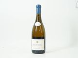 une bouteille de vin posée sur une table
