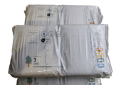 trois sacs de couches empilés les uns sur les autres