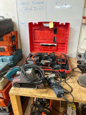 de nombreux outils sur un établi dans un garage