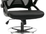 La chaise de bureau est dotée d'un dossier en maille noire et d'un repose-pieds