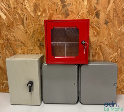 une petite boîte rouge posée sur une table blanche