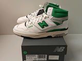 une boîte sur laquelle est posée une paire de chaussures New Balance
