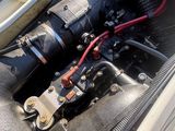 un petit moteur dans le coffre d'une voiture