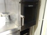 un four en acier inoxydable au milieu d'une cuisine