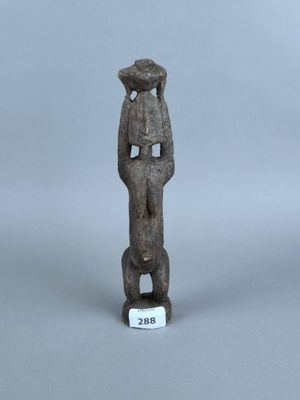 l'image d'une statue d'un homme avec un chapeau sur la tête
