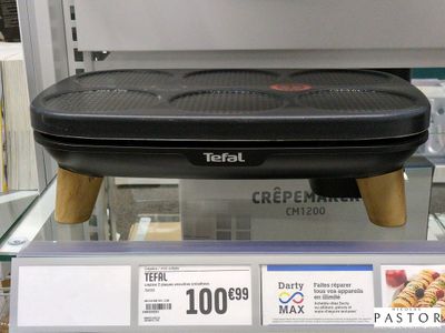 une grille noire exposée dans un magasin