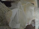 un gros plan d'une robe blanche posée sur une table