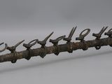une sculpture représentant une branche sur laquelle sont perchés plusieurs oiseaux