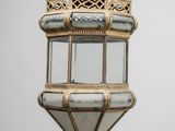 une lanterne à l'ancienne suspendue à une chaîne sur un fond gris