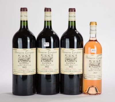 trois bouteilles de vin sont posées les unes à côté des autres sur une surface blanche