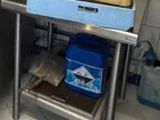 une photo d'une cuisine équipée d'une cuisinière, d'un évier et d'un lave-vaisselle