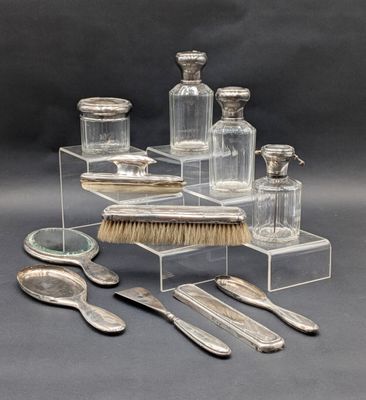 un ensemble d'argenterie et une brosse posés sur une table