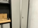 une armoire de rangement dans un garage, avec une boîte posée dessus