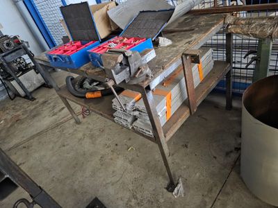 une table sur laquelle sont posées des caisses de denrées alimentaires, dans un entrepôt