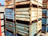 de nombreuses caisses empilées les unes sur les autres