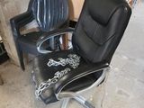 une chaise de bureau noire et une chaise noire dans un garage