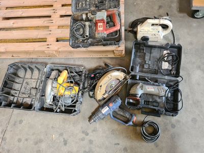 de nombreux outils posés à même le sol