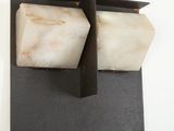 une lampe murale surmontée d'un bloc de marbre