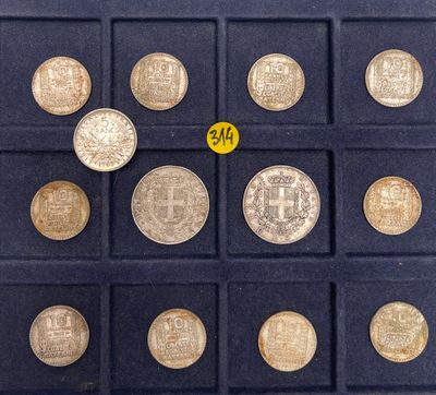 une photo d'une vitrine contenant de nombreuses pièces de monnaie