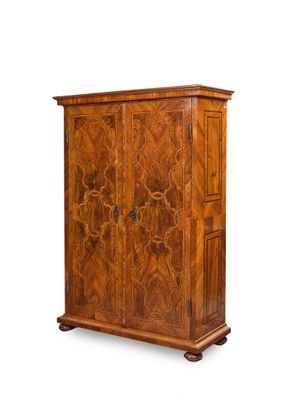 Armoire en bois de placage et filets composites, ouvrant par…