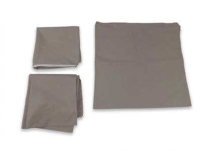 un ensemble de quatre morceaux de tissu sur fond blanc