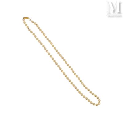 gros plan d'un collier de perles sur fond blanc