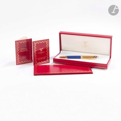 une boîte rouge contenant un stylo et un bloc-notes