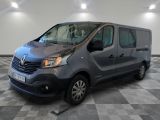 la camionnette grise est garée sur un sol en damier dans le garage