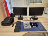 un bureau sur lequel se trouvent deux écrans, un clavier, une souris et un téléphone portable