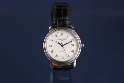 gros plan d'une montre-bracelet sur une table