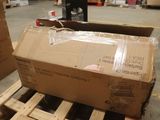 un grand carton posé sur une palette dans un entrepôt