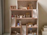 une maison de poupées contenant beaucoup de meubles