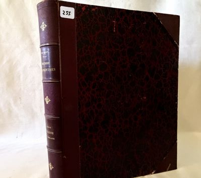 un vieux livre posé sur une table blanche, à côté d'une nappe blanche