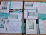 plusieurs cartons contenant des appareils électroniques posés sur une table en bois