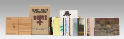 un grand nombre de livres empilés les uns sur les autres