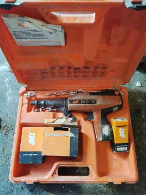 une boîte à outils orange contenant un marteau, un marteau et d'autres outils
