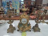 de nombreuses horloges anciennes posées sur la table