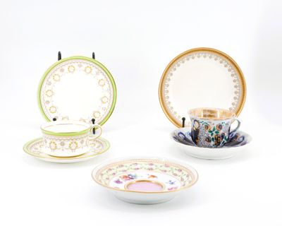 ART DE LA TABLE - Lot comprenant : - Une tasse accompagnée d…