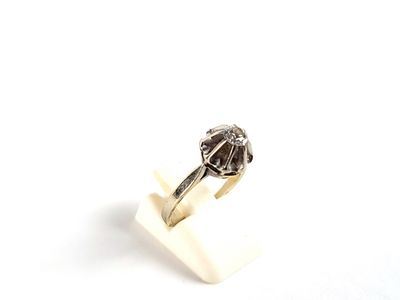 une image d'une bague en diamant sur une surface blanche